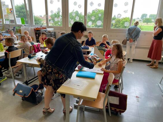 Remise de livres et bonbons