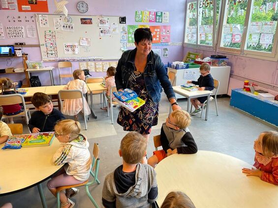 Remise de livres et bonbons