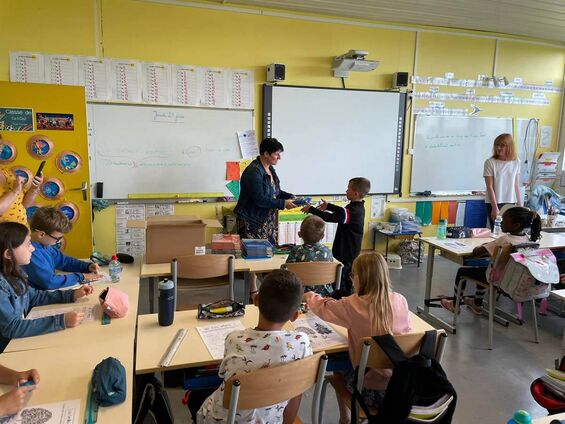 Remise de livres et bonbons