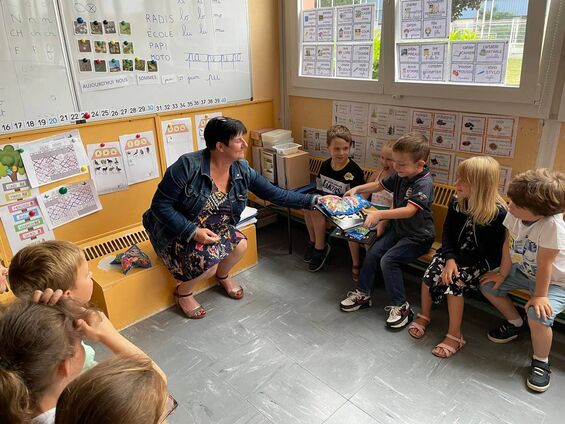 Remise de livres et bonbons