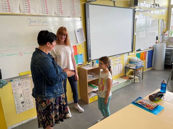 Remise de livres et de bonbons