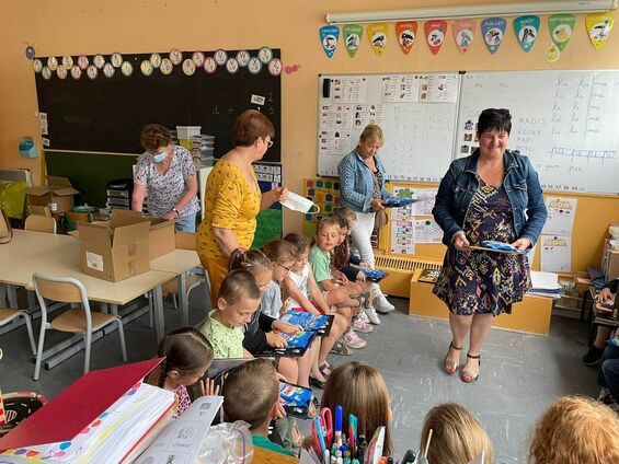 Remise de livres et bonbons