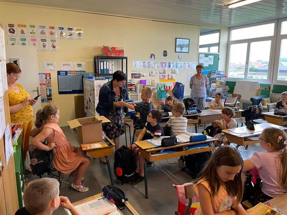 Remise de livres et bonbons