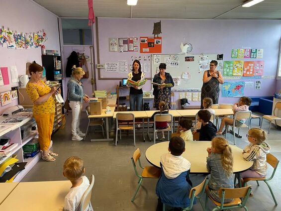 Remise de livres et bonbons